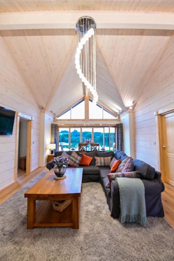 Cuddfan Lodge On A Gorgeous Private Lake Newport  Exterior photo