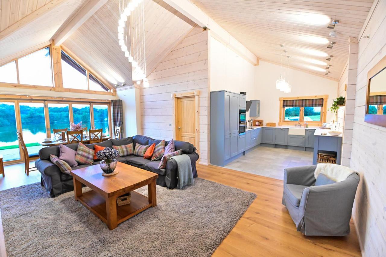 Cuddfan Lodge On A Gorgeous Private Lake Newport  Exterior photo