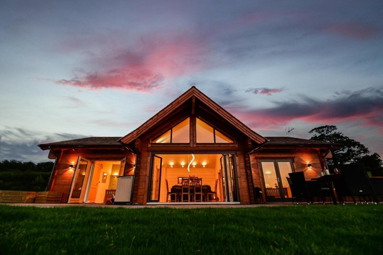 Cuddfan Lodge On A Gorgeous Private Lake Newport  Exterior photo