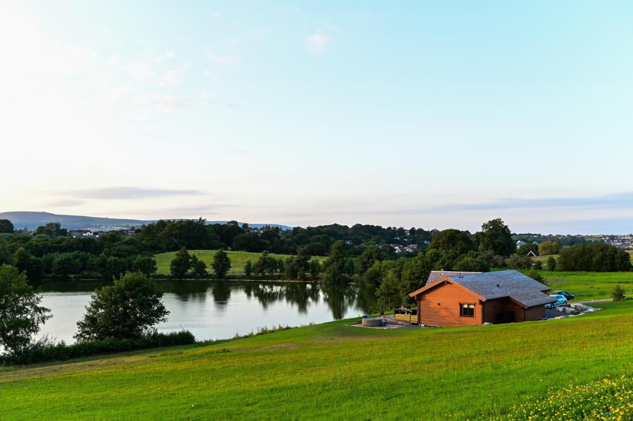 Cuddfan Lodge On A Gorgeous Private Lake Newport  Exterior photo